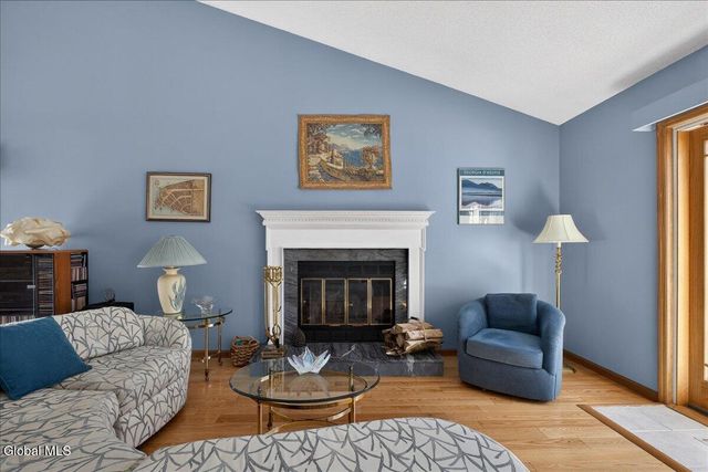 92 Cooks Court, Halfmoon, NY 12188