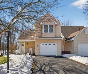 92 Cooks Court, Halfmoon, NY 12188