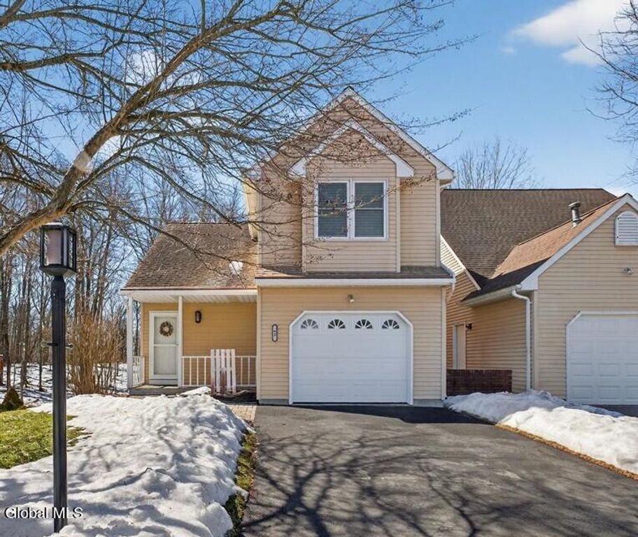 92 Cooks Court, Halfmoon, NY 12188