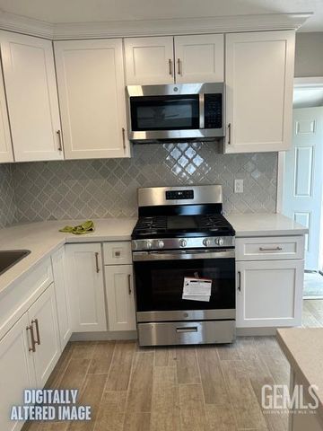 7716 Hall, Lamont, CA 93241