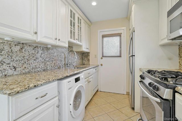 32 Lambert Lane, New Rochelle, NY 10804