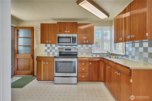 11752 20th Avenue NE, Seattle, WA 98125