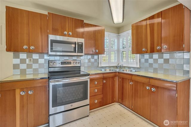 11752 20th Avenue NE, Seattle, WA 98125