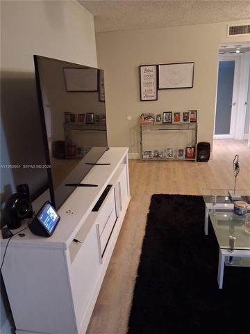 9450 Live Oak Pl 408, Davie, FL 33324