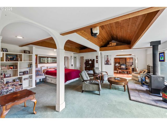 93652 E BLUE BIRD Ln, North Bend, OR 97459