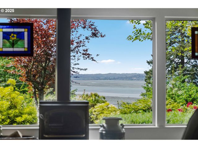 93652 E BLUE BIRD Ln, North Bend, OR 97459