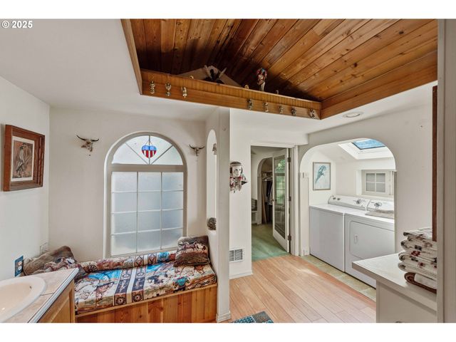 93652 E BLUE BIRD Ln, North Bend, OR 97459