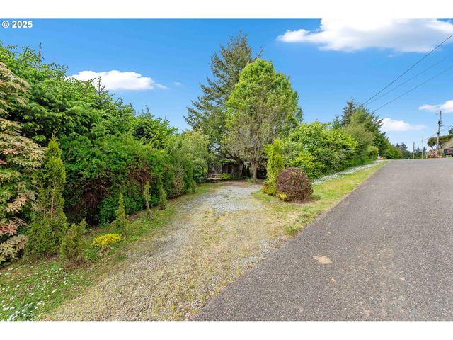 93652 E BLUE BIRD Ln, North Bend, OR 97459