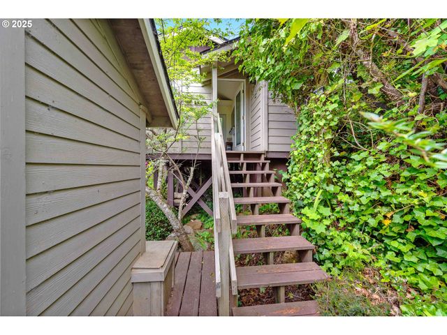 93652 E BLUE BIRD Ln, North Bend, OR 97459