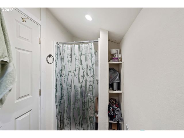 93652 E BLUE BIRD Ln, North Bend, OR 97459