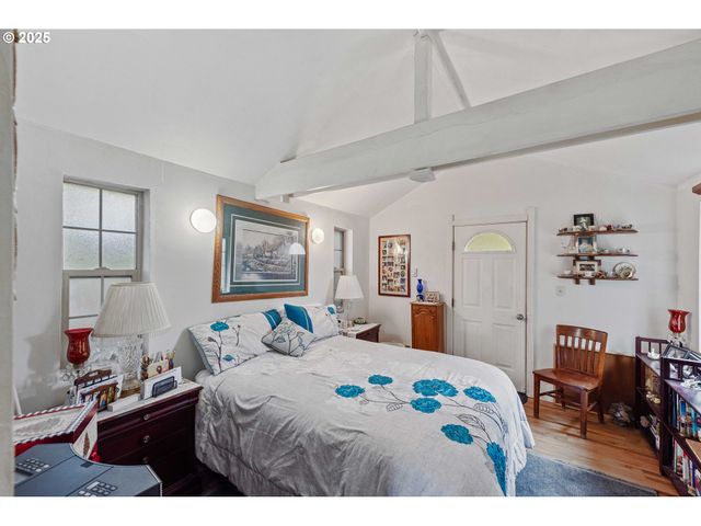 93652 E BLUE BIRD Ln, North Bend, OR 97459