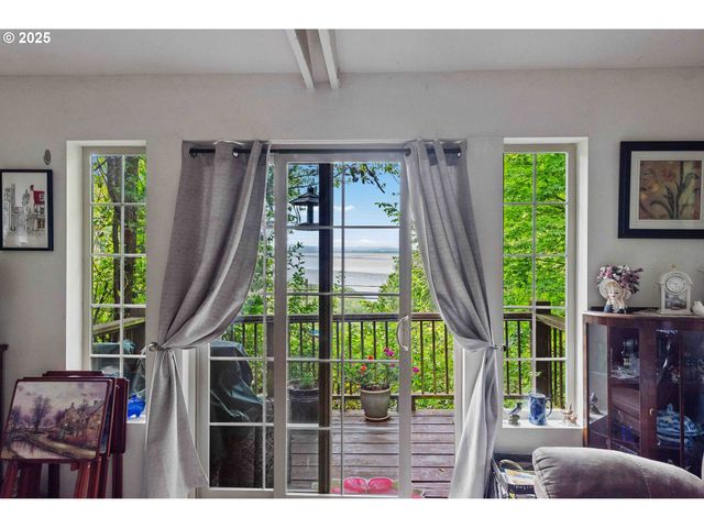 93652 E BLUE BIRD Ln, North Bend, OR 97459