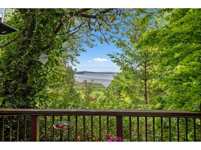 93652 E BLUE BIRD Ln, North Bend, OR 97459