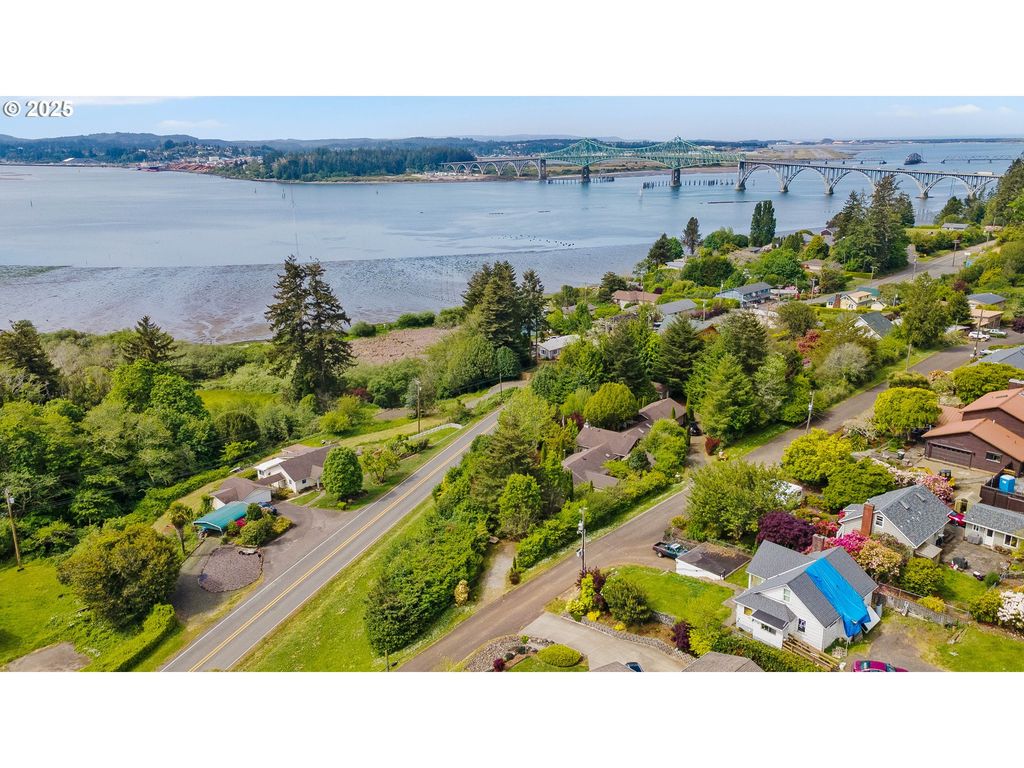 93652 E BLUE BIRD Ln, North Bend, OR 97459