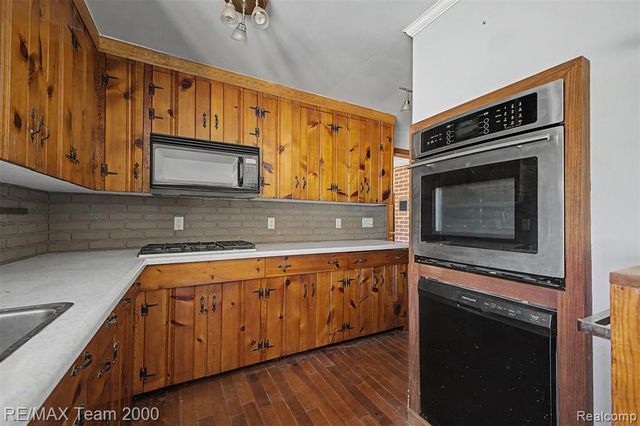 2145 Oakville Waltz Road, Update, MI 48164