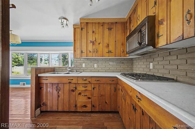 2145 Oakville Waltz Road, Update, MI 48164