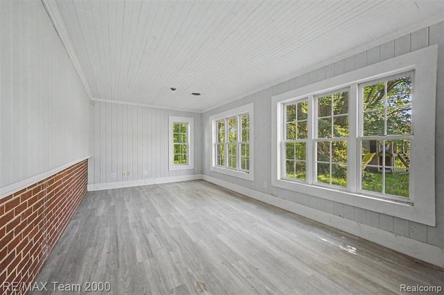 2145 Oakville Waltz Road, Update, MI 48164