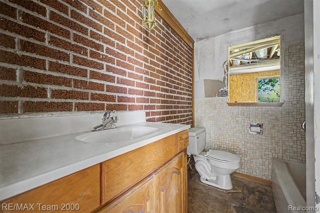2145 Oakville Waltz Road, Update, MI 48164