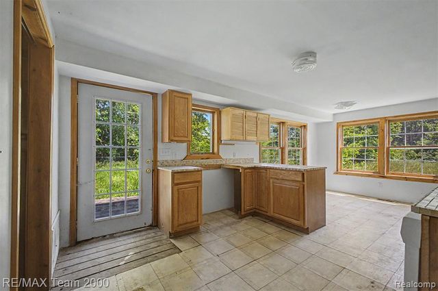 2145 Oakville Waltz Road, Update, MI 48164