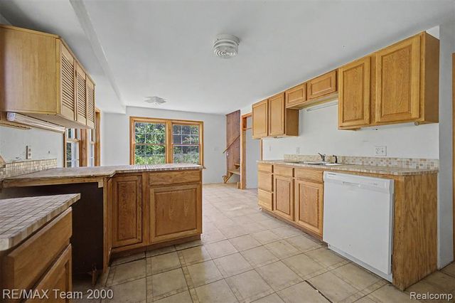 2145 Oakville Waltz Road, Update, MI 48164