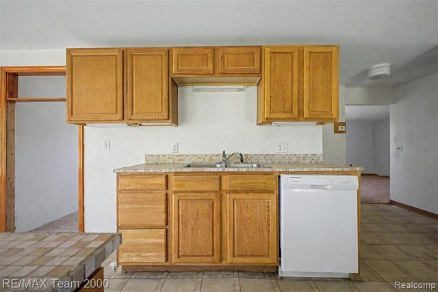 2145 Oakville Waltz Road, Update, MI 48164