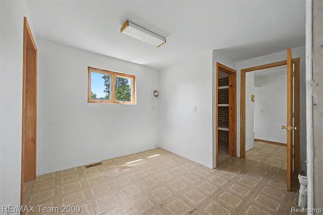2145 Oakville Waltz Road, Update, MI 48164
