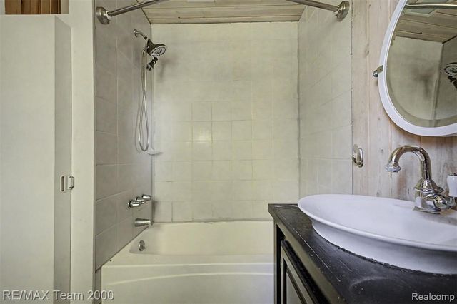 2145 Oakville Waltz Road, Update, MI 48164