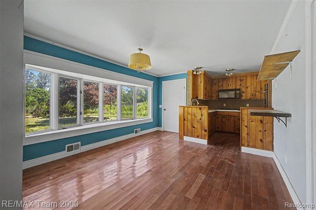 2145 Oakville Waltz Road, Update, MI 48164