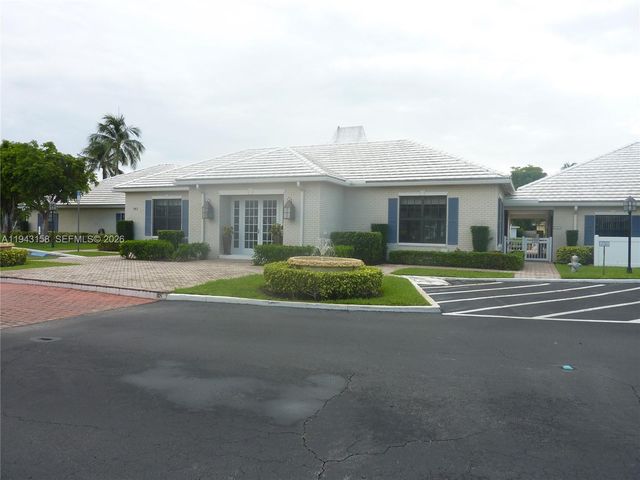 180 Cypress Club Dr 811, Pompano Beach, FL 33060