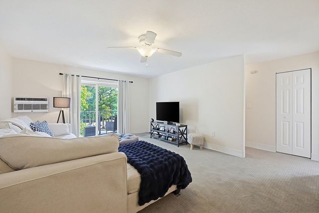 46 Greentree Ln 47, Weymouth, MA 02190