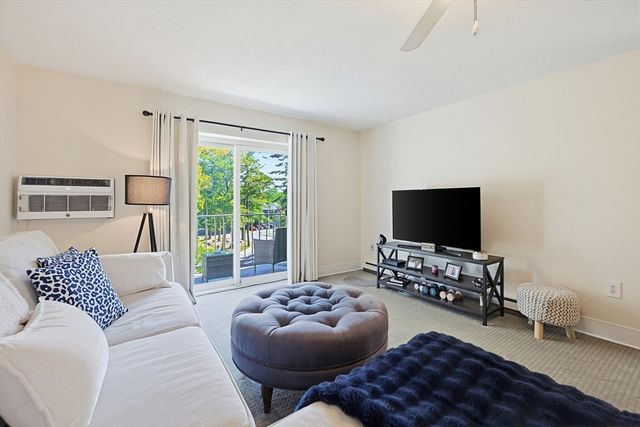 46 Greentree Ln 47, Weymouth, MA 02190