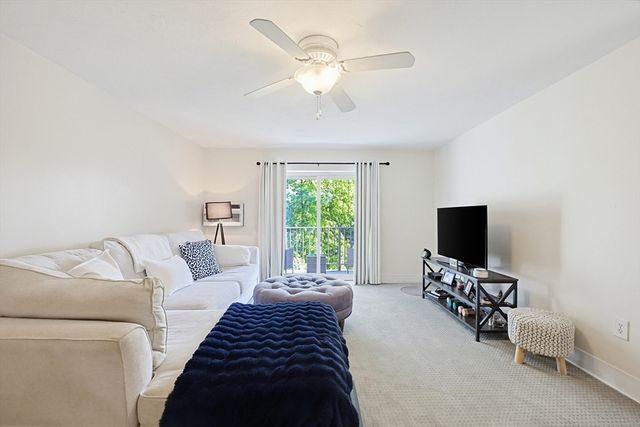 46 Greentree Ln 47, Weymouth, MA 02190