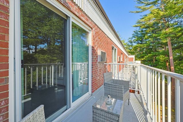 46 Greentree Ln 47, Weymouth, MA 02190