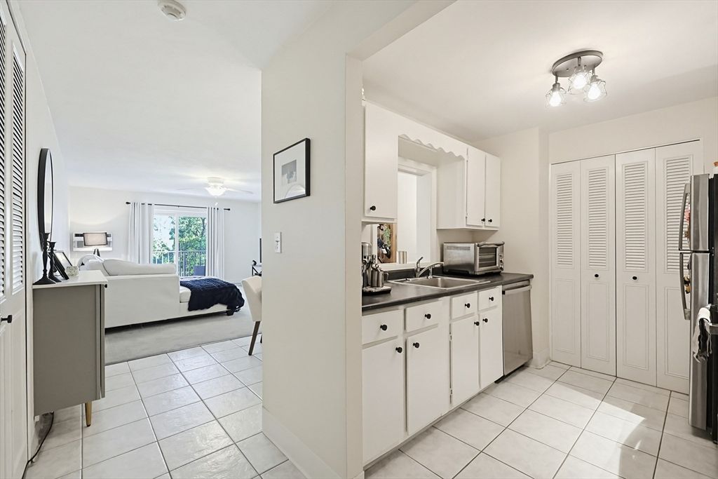 46 Greentree Ln 47, Weymouth, MA 02190