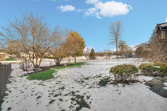 2393 Four Seasons Pkwy, Crown Point, IN 46307