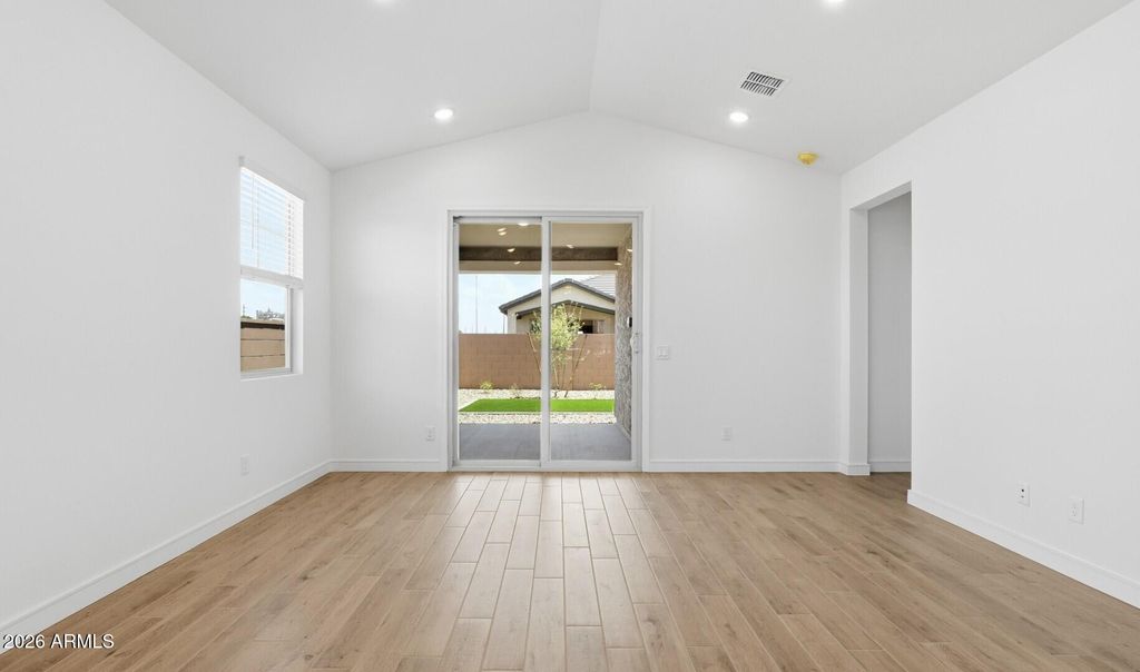 Image 10 of property listing at 7927 N 77th Avenue, Glendale, AZ 85303