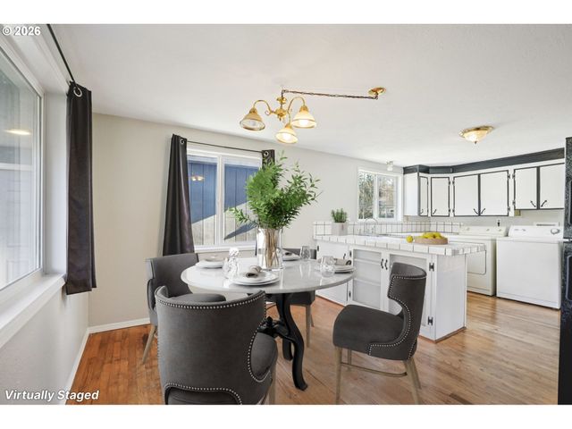 16810 E BURNSIDE St, Portland, OR 97233