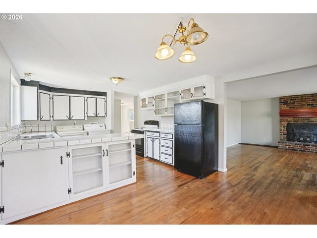 16810 E BURNSIDE St, Portland, OR 97233