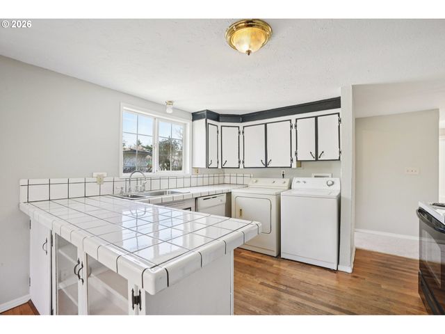 16810 E BURNSIDE St, Portland, OR 97233