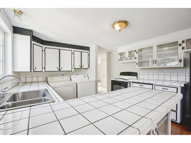 16810 E BURNSIDE St, Portland, OR 97233