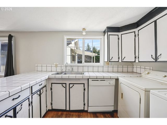 16810 E BURNSIDE St, Portland, OR 97233