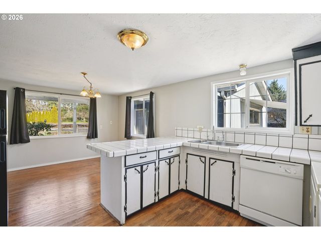 16810 E BURNSIDE St, Portland, OR 97233