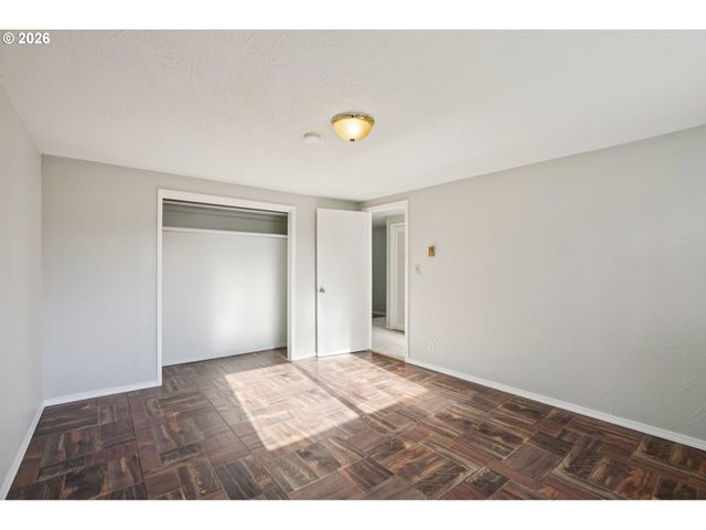 16810 E BURNSIDE St, Portland, OR 97233