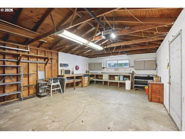 16810 E BURNSIDE St, Portland, OR 97233