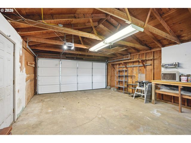 16810 E BURNSIDE St, Portland, OR 97233