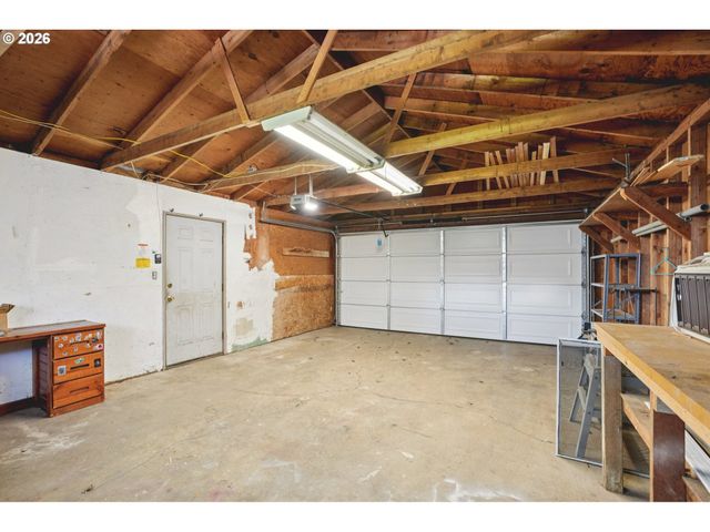 16810 E BURNSIDE St, Portland, OR 97233