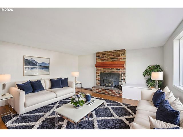 16810 E BURNSIDE St, Portland, OR 97233