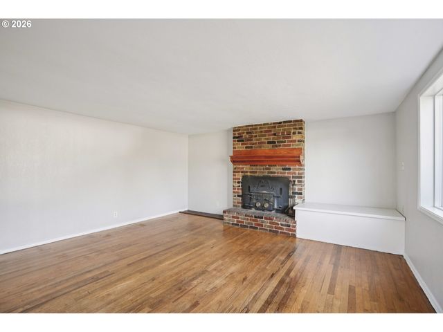 16810 E BURNSIDE St, Portland, OR 97233