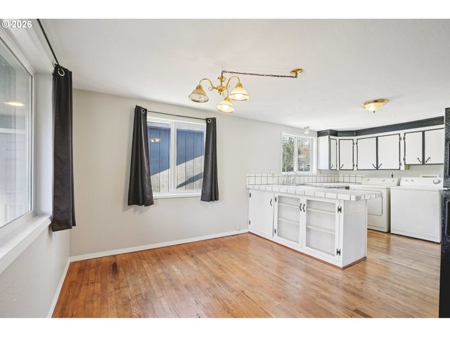 16810 E BURNSIDE St, Portland, OR 97233