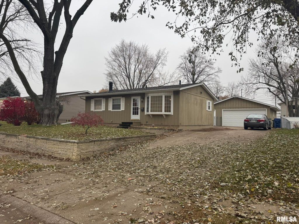 1868 KINGS Drive, Bettendorf, IA 52722